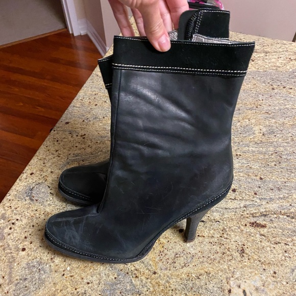 Nine West unbuckle oiled leather and suede trim around toe and ankle. - Picture 5 of 6